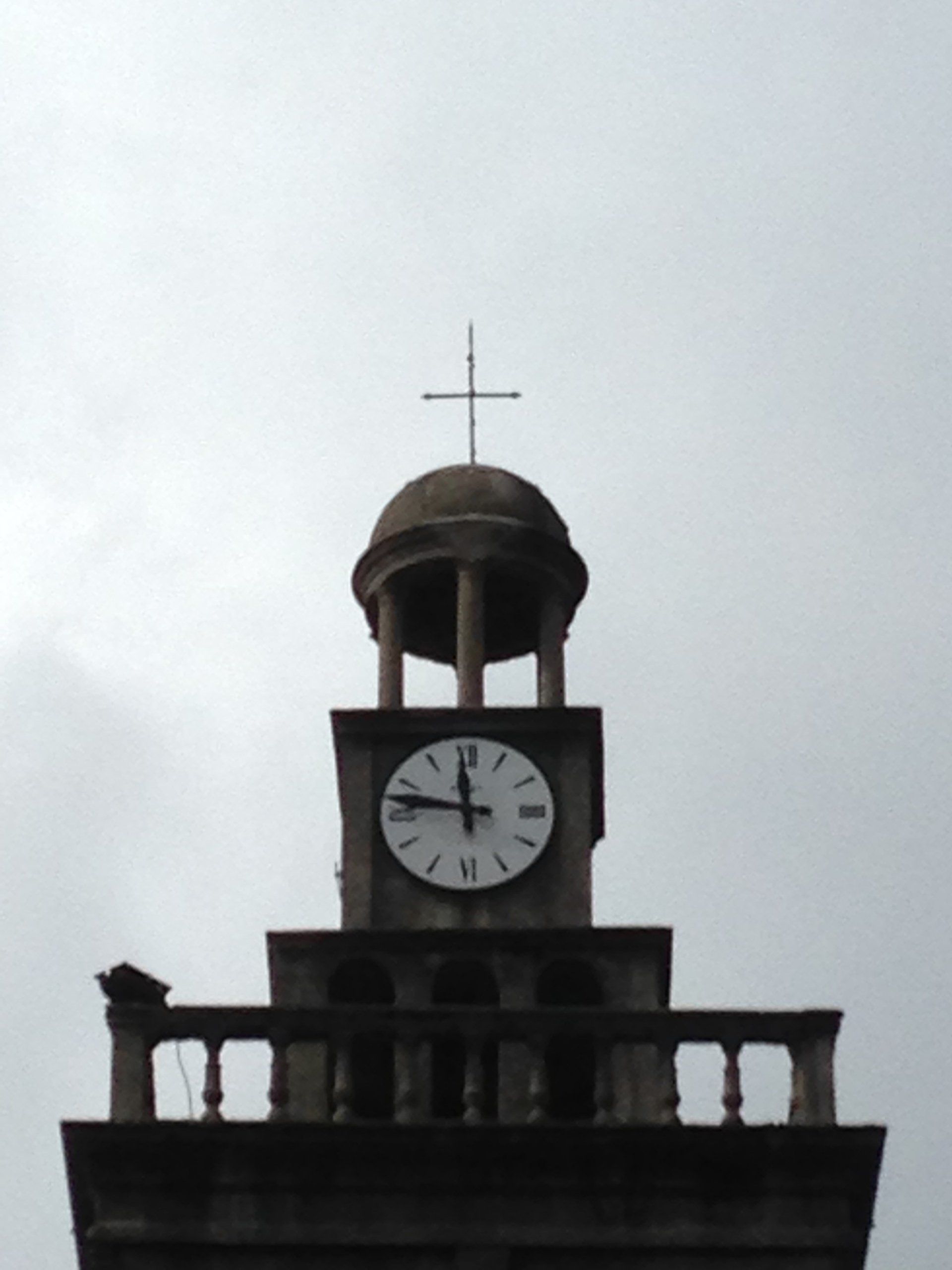 Clocher corse avec horloge monumentale, dôme et croix latine — cible naturelle de la foudre