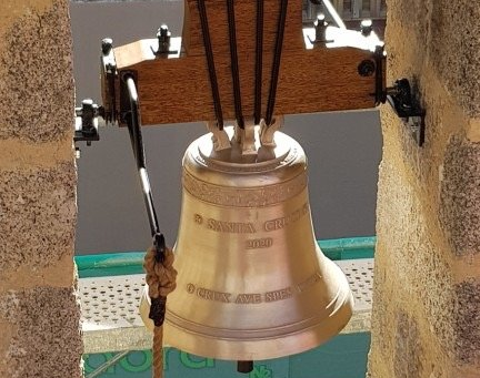 Installation d'une cloche en bronze dans son attelage — chantier U Campanile en Corse