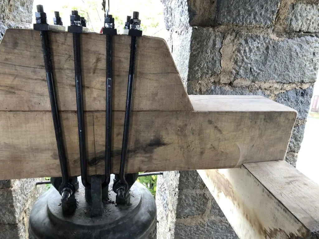 Cloche en bronze patiné restaurée par U Campanile dans un clocher de Bastia