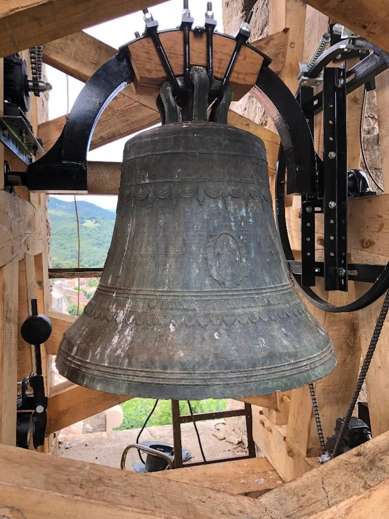 Installation d'une cloche neuve dans un clocher corse — chantier U Campanile