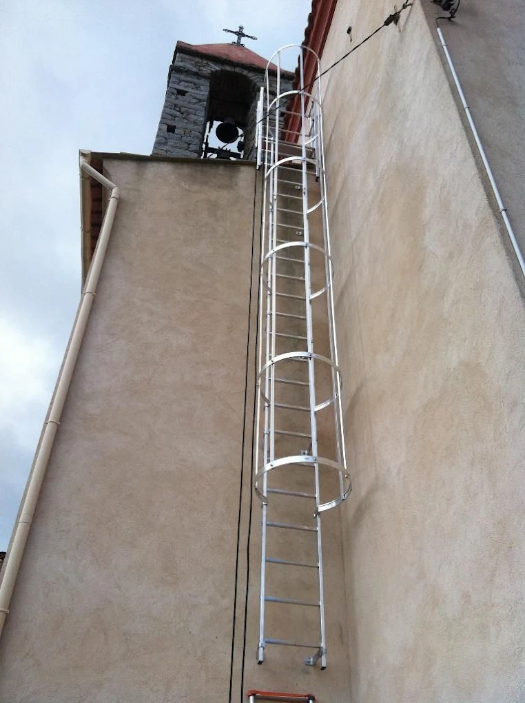 Chantier de sonorisation dans une nef d'église corse — installation U Campanile