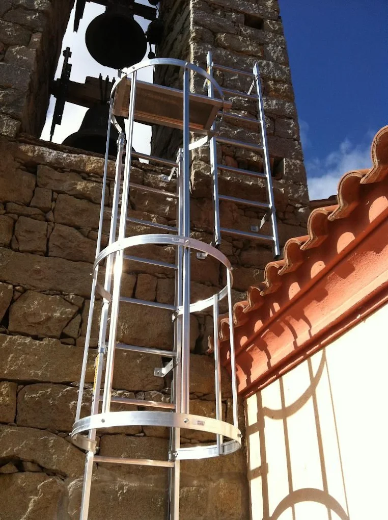 Cloche en bronze patiné restaurée par U Campanile, suspendue dans son clocher corse