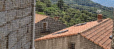 Chantier de pose d'un filet anti-pigeons par U Campanile